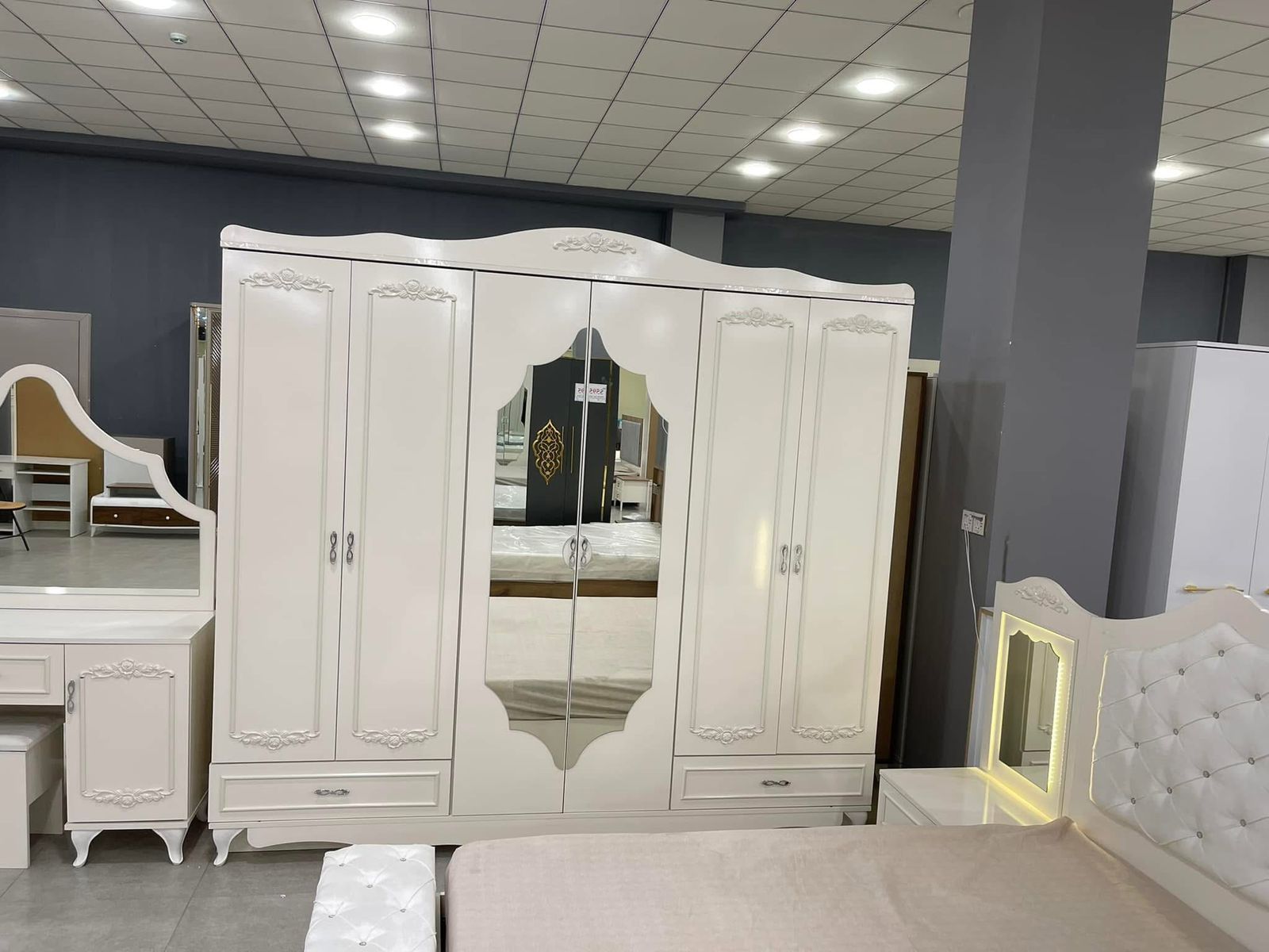 6-Door Mirrored Wardrobe, Carved Finish